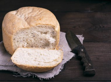 yuvarlak maya ekmek ve bir mutfak bıçağı 