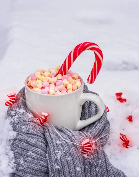 Keramiktasse mit heißer Schokolade mit Marshmallows — Stockfoto