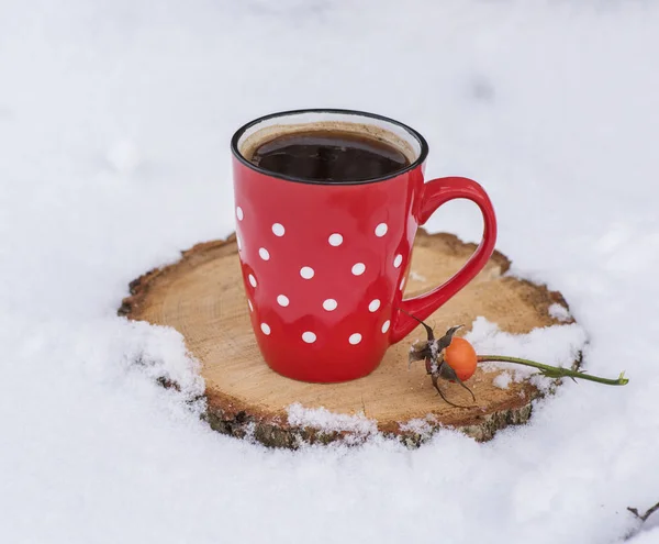 Black coffee in a red ceramic mug in a white polka-dot — Stock Photo, Image