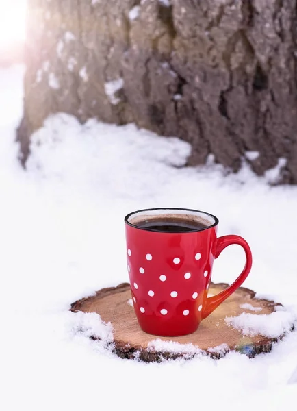 Keramik rote Tasse mit weißen Tupfen mit schwarzem Kaffee — Stockfoto