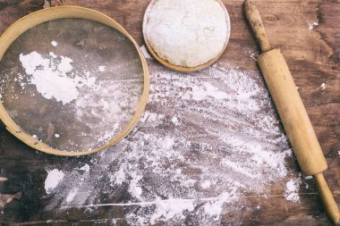 bir ahşap kase hamur mayaları 