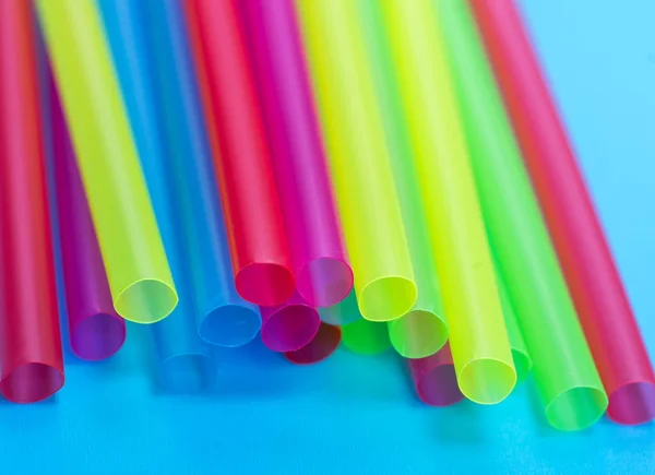 Pajitas de plástico multicolor para cócteles — Foto de Stock