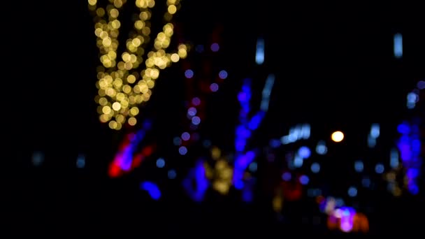 Guirnaldas Brillantes Multicolores Fuera Foco Calle Noche Invierno — Vídeos de Stock