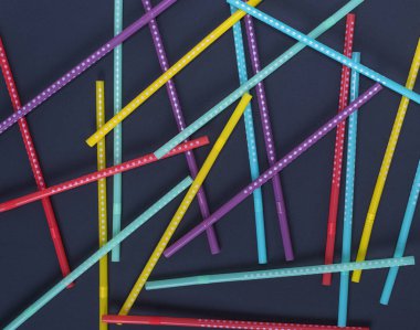 Beyaz puanlı içecekler için çok renkli plastik tüplerde 