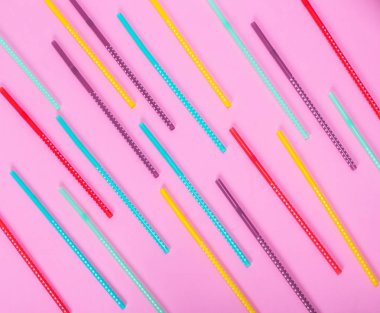 içecekler için beyaz polka noktaları ile renkli plastik tüp 