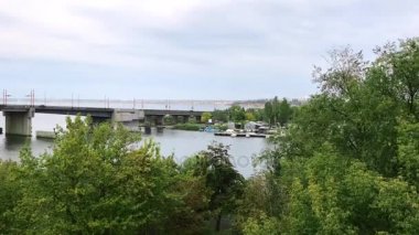 Şehir Nikolaev, Ukrayna, sonbahar günü, zaman atlamalı, sahil Ingulsky asma köprü üzerinden görüntülemek