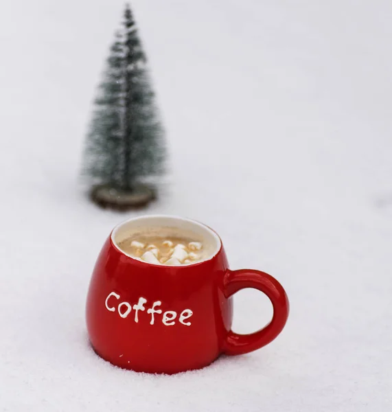 Красная керамическая кружка с кофе и зефиром — стоковое фото