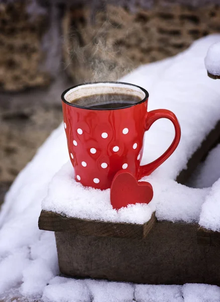 Rote Keramiktasse in weißen Erbsen mit heißem schwarzen Kaffee — Stockfoto