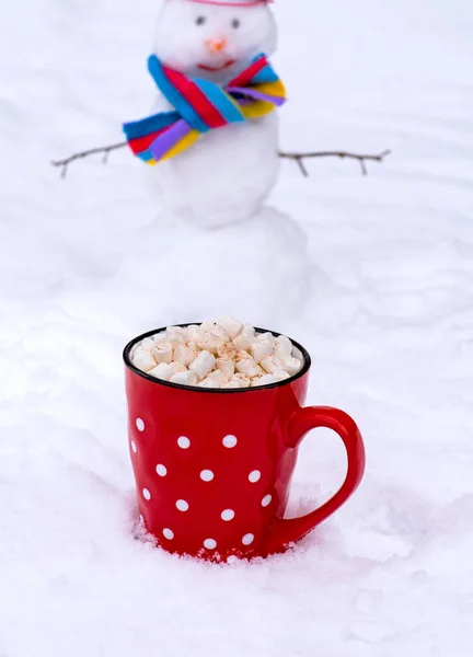 Tasse en céramique rouge avec chocolat chaud et guimauve — Photo