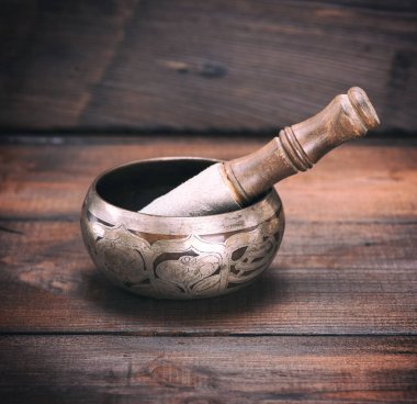 Bakır şarkı kase ve bir tahta sopa 