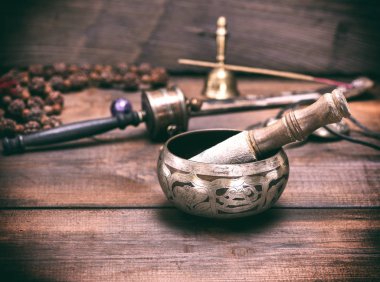 Bakır şarkı kase ve bir tahta sopa 