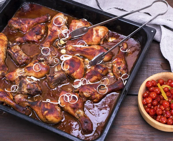 Kaki ayam goreng dengan kerak renyah dalam saus tomat madu — Stok Foto