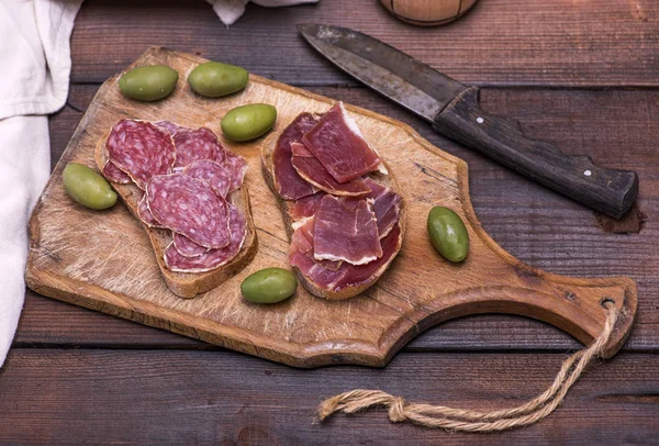 Sandwiches with salami sausage and hamon — Stock Photo, Image