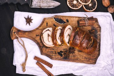 ahşap oyun tahtası, tarçın ve fındık ile pişmiş rulo yakın çekim