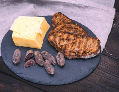 dilim peynir ve çavdar ekmek iki tost