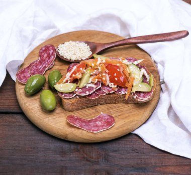 füme sosisli sandviç salam