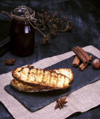 kızartılmış beyaz ekmek üzerinde siyah bir yüzey parçaları