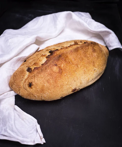 Pão inteiro de farinha de trigo branco com passas — Fotografia de Stock