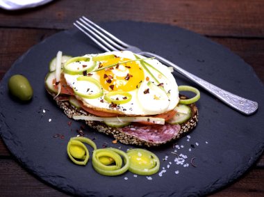 Sahanda yumurta ve bir dilim çavdar ekmeği ile sandviç