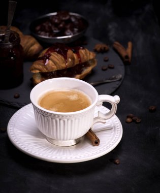 Seramik beyaz fincan sade kahve ile 