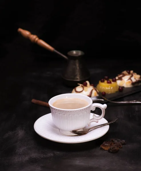 Taza de cerámica blanca con café negro — Foto de Stock