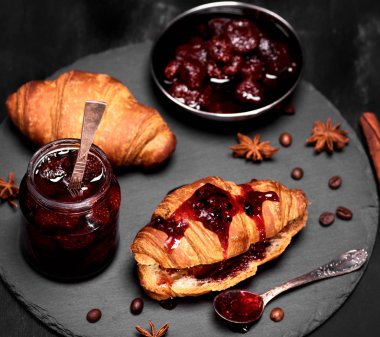 çilek reçeli cam ve pişmiş kruvasan 