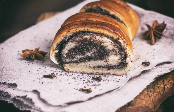 Rolo assado com sementes de papoila — Fotografia de Stock