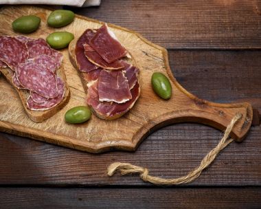 sandviç salam sosis ve hamon ile 