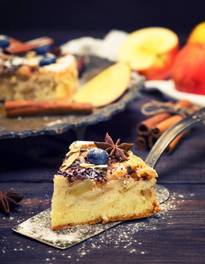 elmalı turta bir demir mutfak spatula üzerinde dilim