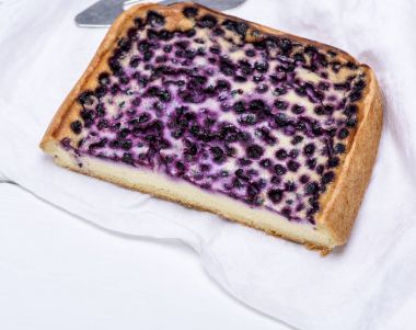 süzme peynir ve yaban mersini beyaz Tekstil peçeteye pasta