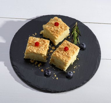 Napolon Pasta krema siyah plaka ile üç dilim