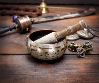 Bakır şarkı kase ve bir tahta sopa