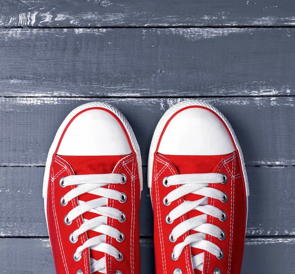 Paar sneakers rood textiel — Stockfoto