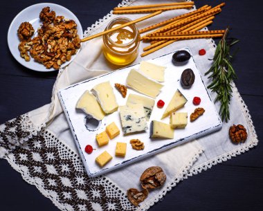 bir beyaz tahta üzerinde peynir parçalarını 