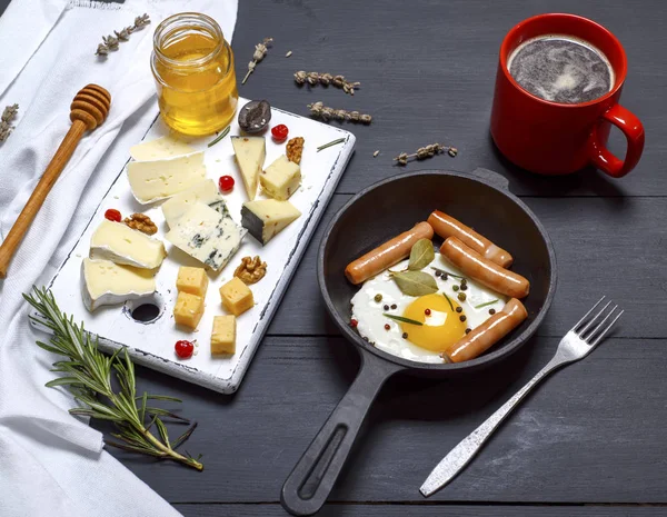 チーズと目玉焼きと丸い鋳鉄フライパン — ストック写真