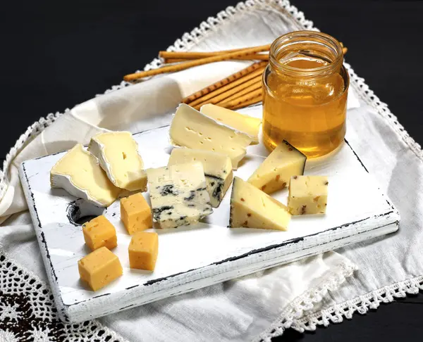 チーズと、ガラスの瓶のさまざまな部分でチーズ ボード — ストック写真