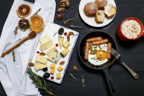 目玉焼きとソーセージとチーズの盛り合わせ — ストック写真