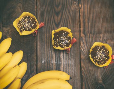 bir muz ile çikolatalı kek