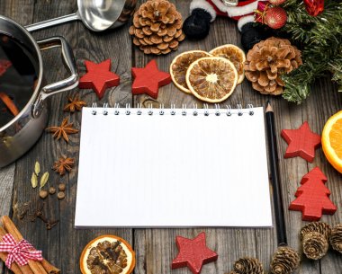  defter ve siyah kalem ve mulled şarap ile pan 