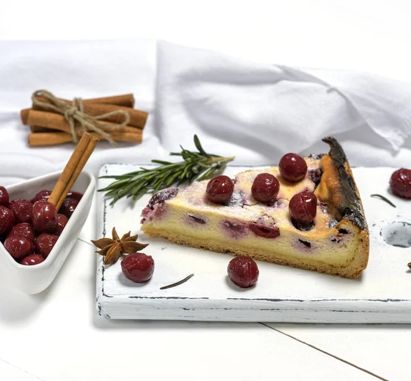 Кусочек творожного пирога и консервированные вишни — стоковое фото
