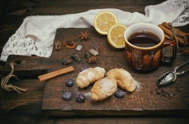 siyah çay ile kahverengi seramik kupa 