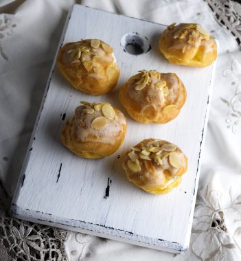 Bademli muhallebi ile pişmiş profiterol serpilir