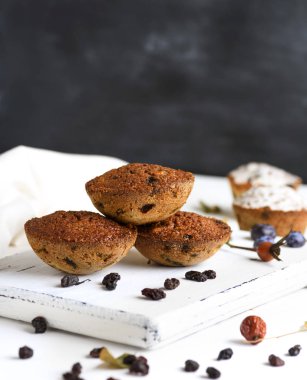 Beyaz ahşap tahta üzerinde üzümlü pişmiş kek