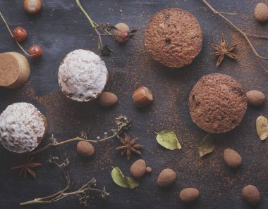 pişmiş kek siyah bir tabloda, üstten görünüm