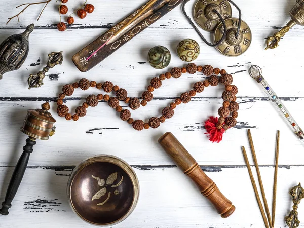 Copper cantando tigela, contas de oração, tambor de oração, bolas de pedra — Fotografia de Stock