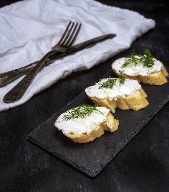 bir dilim ekmek üzerine beyaz krem peynirli sandviç 