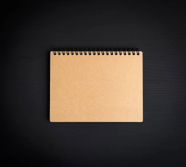 Κενό σημειωματάριο με καφέ φύλλα — Φωτογραφία Αρχείου