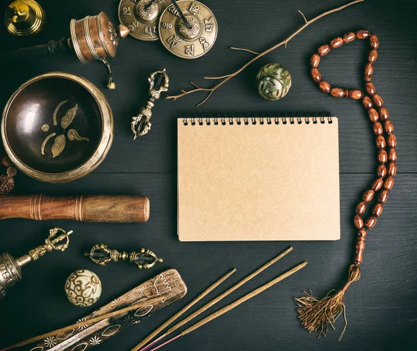 Instrumentos musicais religiosos asiáticos para meditação e caderno — Fotografia de Stock
