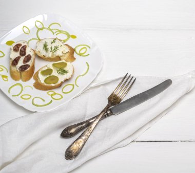 Beyaz bir plaka üzerinde krem peynirli sandviç