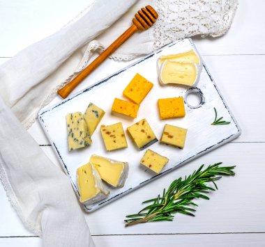 Brie peyniri, rokfor, peyniri, kaşar peyniri ve walnu peynir